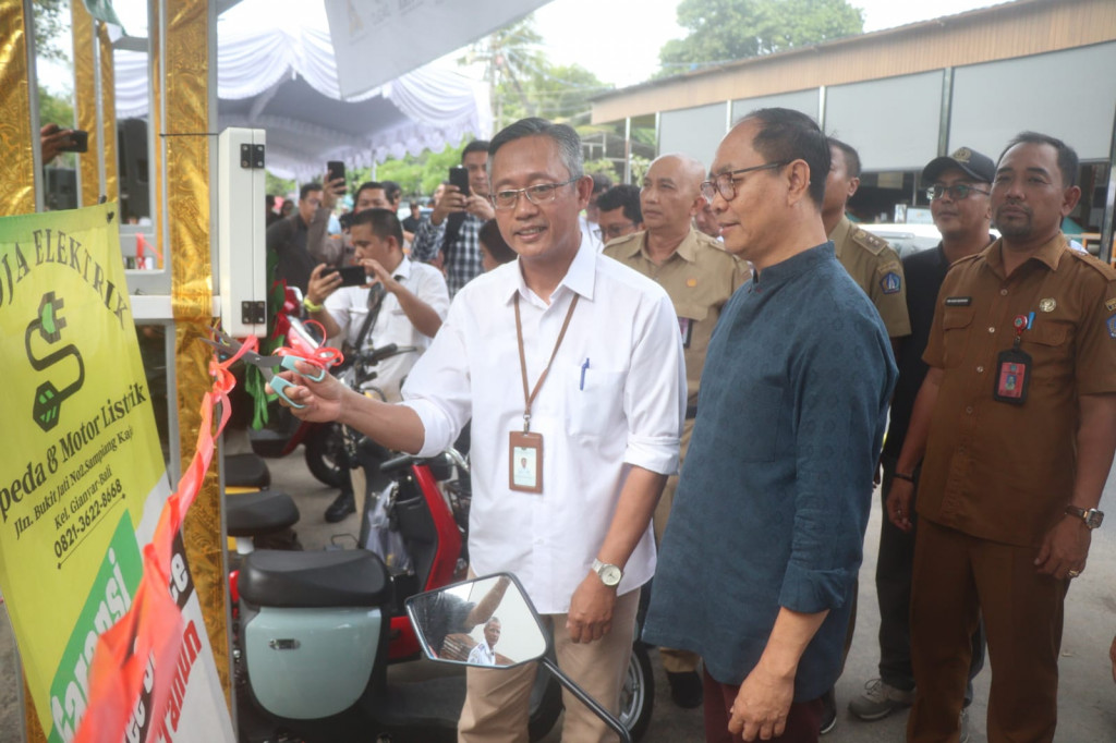 Wabup Suiasa Hadiri Peresmian Soft Launching SPKLU Solar Charging Station